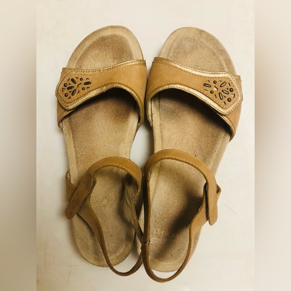 DANSKO ‘Blythe’ Nubuck Sandals in Sand color size 40
9-9.5 US
